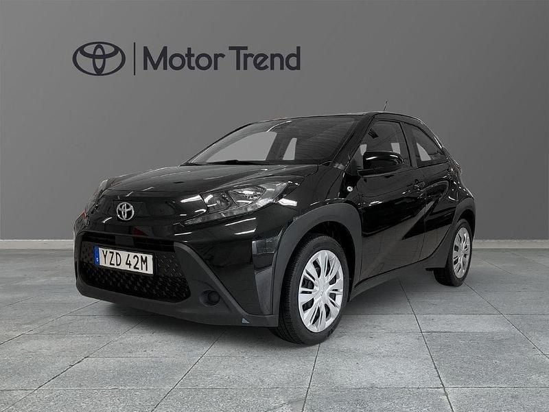 Svart Begagnad 2023 Toyota Aygo Play Halvkombi | 160 000 kr (Marknadspris) - Bild 1/4