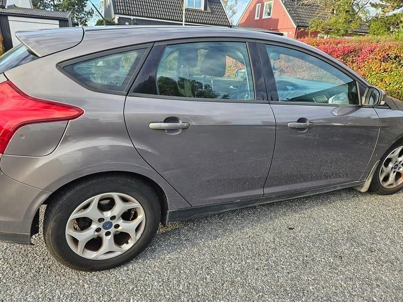 Begagnad 2011 Ford Focus Halvkombi | 38 000 kr (Bra pris) - Bild 1/2