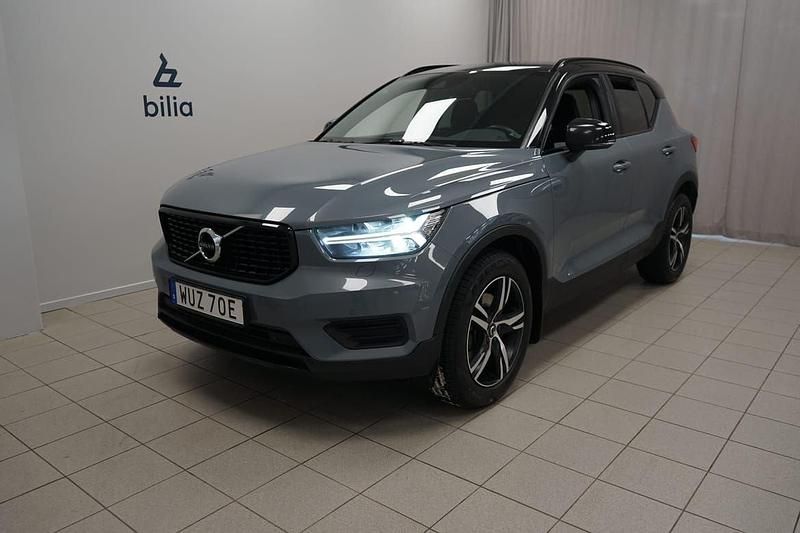 Grå Begagnad 2021 Volvo XC40 R-Design SUV | 319 900 kr (Dyr) - Bild 1/3