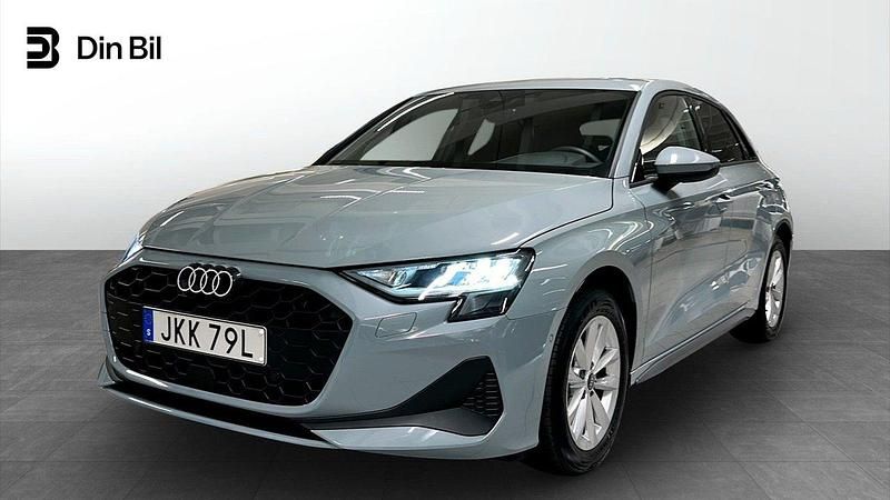 Grå Begagnad 2024 Audi A3 Sportback Proline Halvkombi | 324 000 kr (Dyr) - Bild 1/4