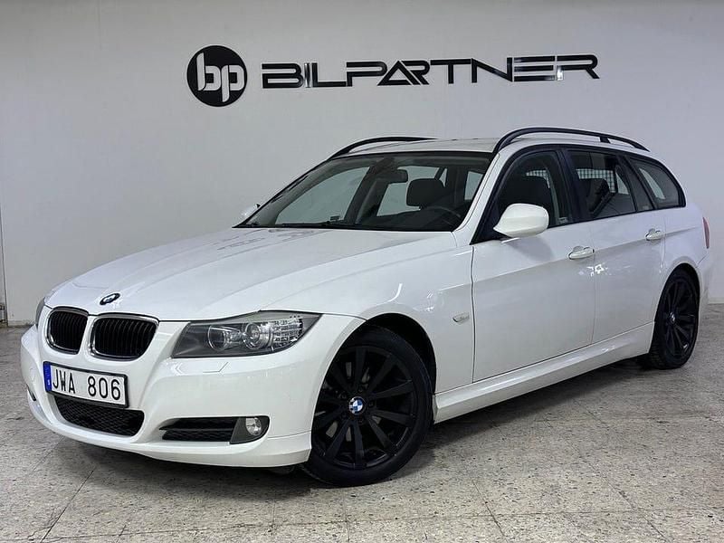 Vit Begagnad 2009 BMW 320 Comfort Edition Kombi | 59 900 kr (Marknadspris) - Bild 1/4