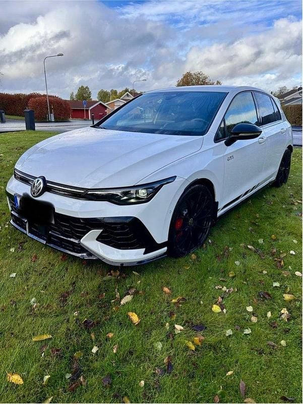 Vit Begagnad 2025 VW Golf VIII GTI Clubsport Halvkombi | 439 000 kr (Bra pris) - Bild 1/4