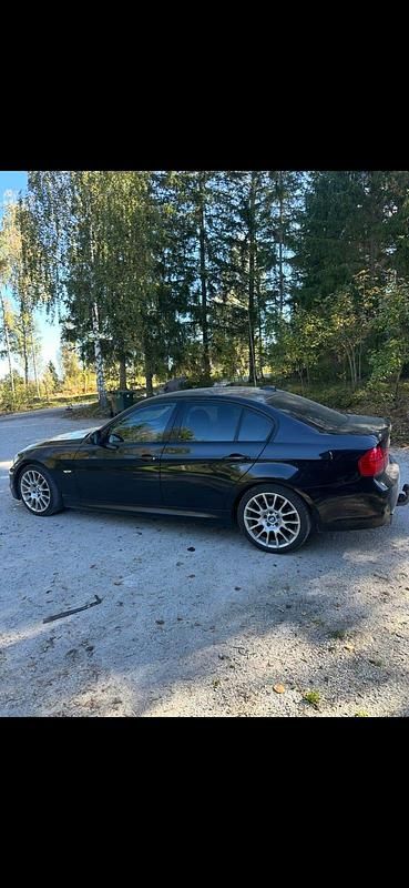 Begagnad 2009 BMW 330 Sedan | 79 500 kr (Superpris) - Bild 1/4