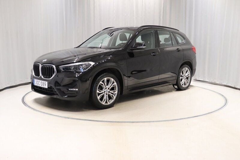 Svart Begagnad 2021 BMW X1 SUV | 269 800 kr (Superpris) - Bild 1/4