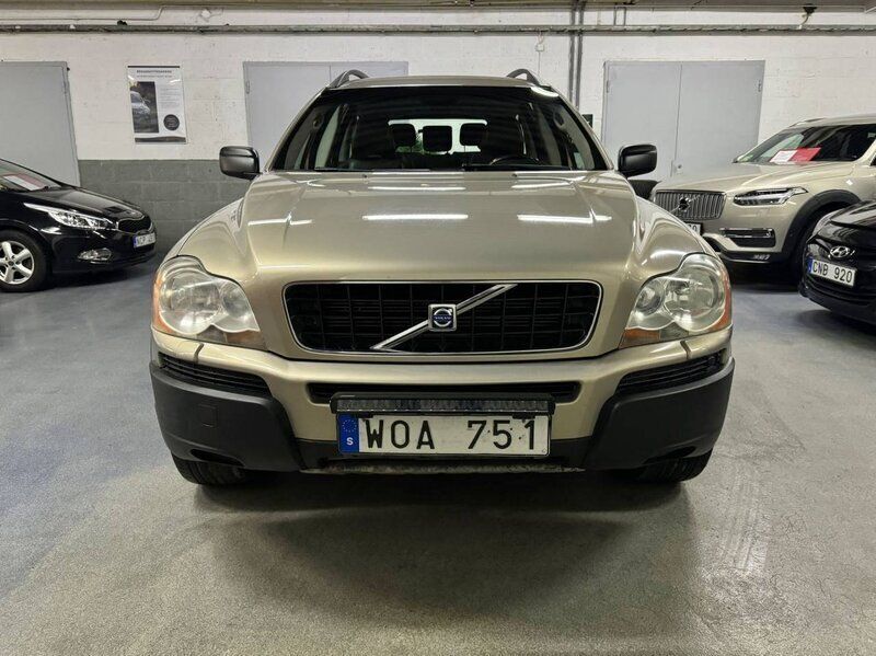 Ljusbrun Begagnad 2005 Volvo XC90 Summum SUV | 64 900 kr (Lite dyr) - Bild 1/4