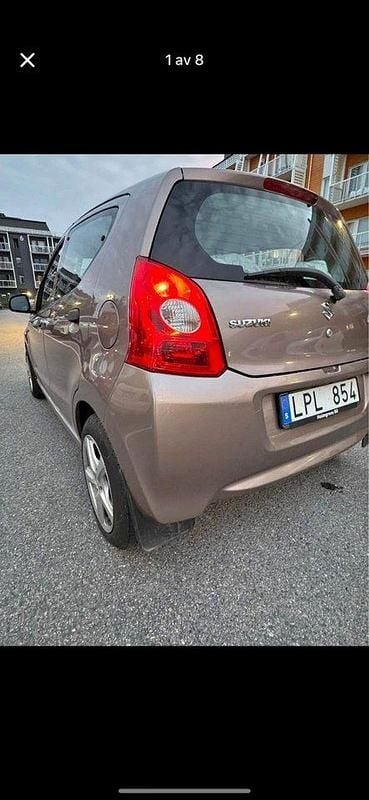 Brun Begagnad 2011 Suzuki Alto Halvkombi | 28 500 kr (Marknadspris) - Bild 1/4