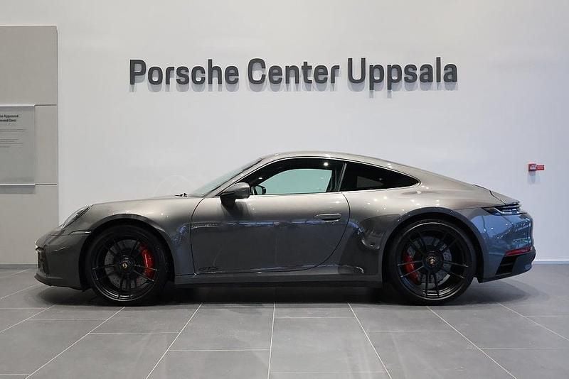 Begagnad Porsche 911 Carrera 4 GTS 480 HK (353 kW) 2023 Grå Sportkupé