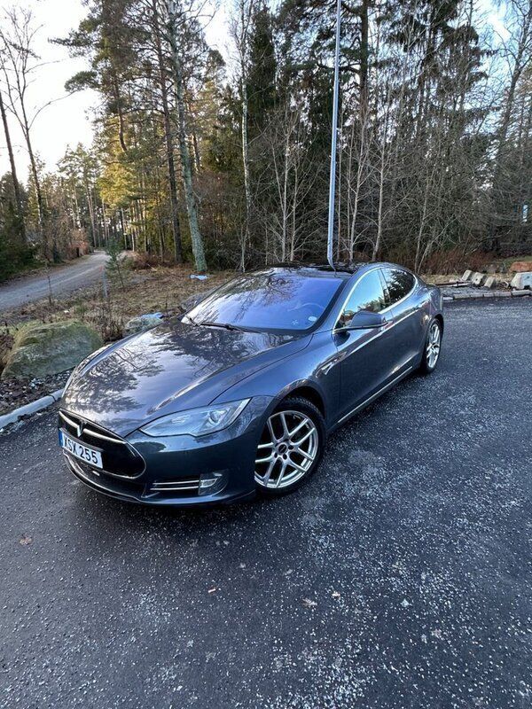 Grå Begagnad 2014 Tesla Model S Sedan | 189 000 kr (Marknadspris) - Bild 1/4