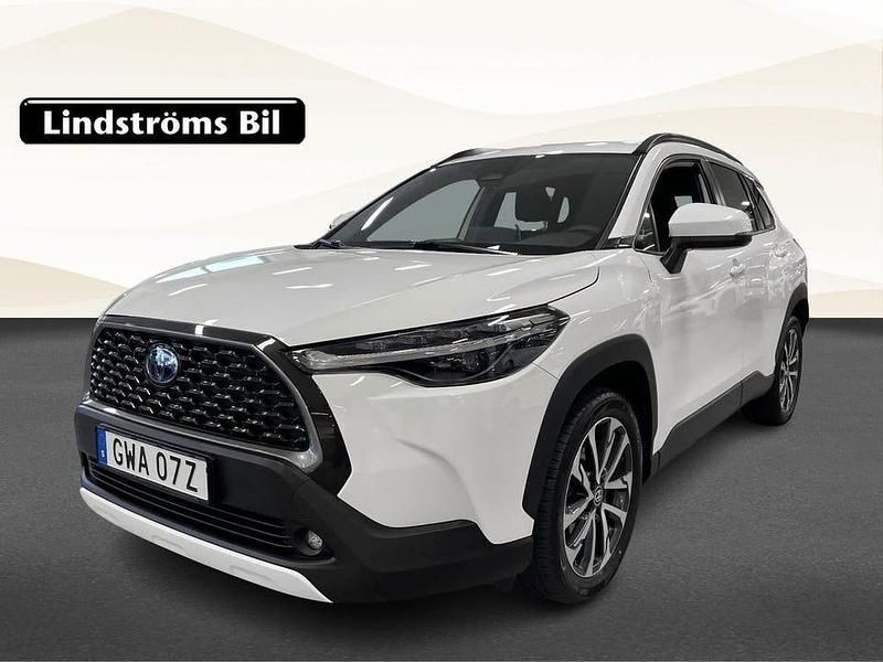 Vit Begagnad 2022 Toyota Corolla Cross Style SUV | 369 000 kr (Marknadspris) - Bild 1/3