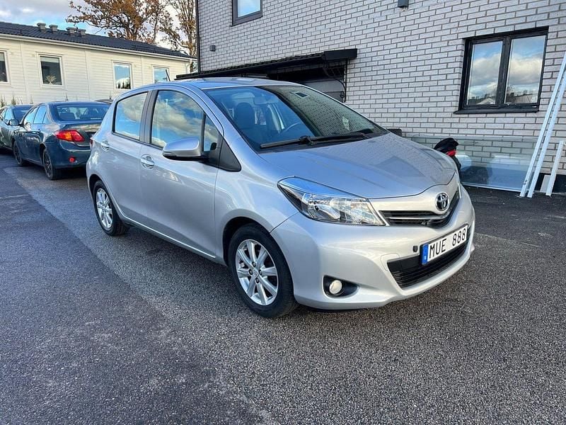 Silver Begagnad 2012 Toyota Yaris Active Halvkombi | 109 900 kr (Marknadspris) - Bild 1/4