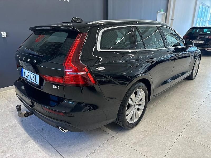 Begagnad Volvo V60 Momentum 198 HK (145 kW) 2020 Svart Kombi
