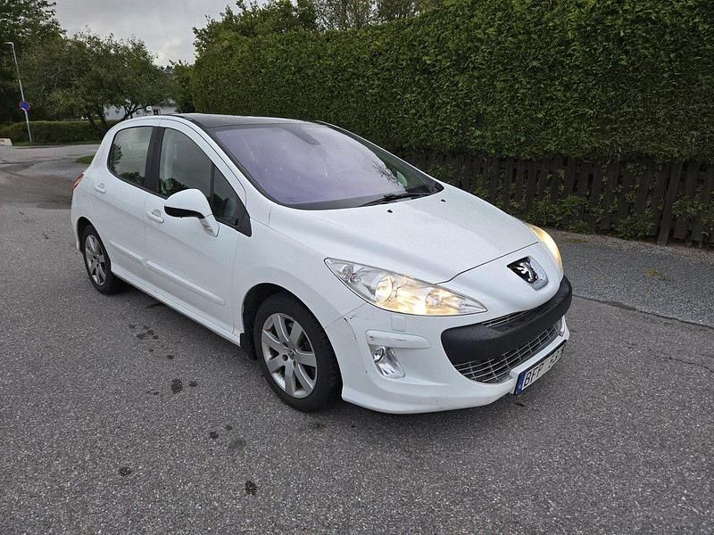 Vit Begagnad 2010 Peugeot 308 Halvkombi | 47 900 kr (Marknadspris) - Bild 1/4