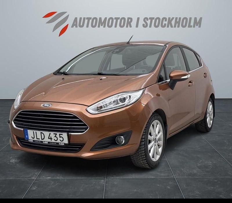 Brun Begagnad 2015 Ford Fiesta SE Halvkombi | 119 900 kr (Marknadspris) - Bild 1/4