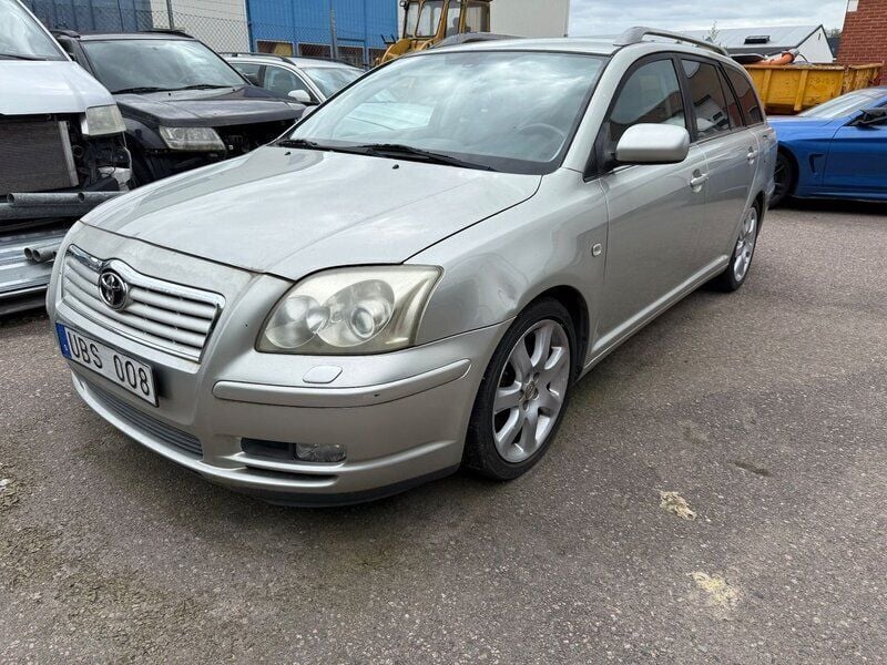 Silver Begagnad 2003 Toyota Avensis Kombi | 10 000 kr - Bild 1/3