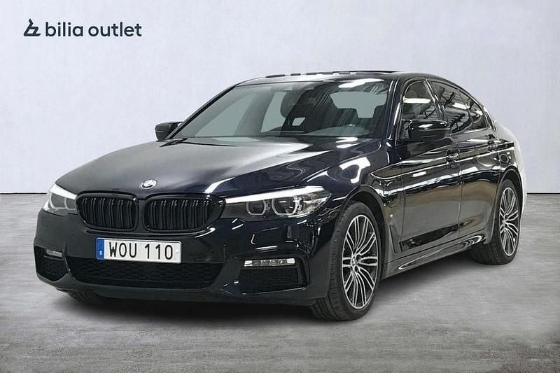 Svart Begagnad 2017 BMW 530 iPerformance Sedan | 299 900 kr (Dyr) - Bild 1/4