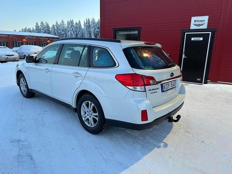Begagnad Subaru Outback 150 HK (110 kW) 2010 Vit Kombi