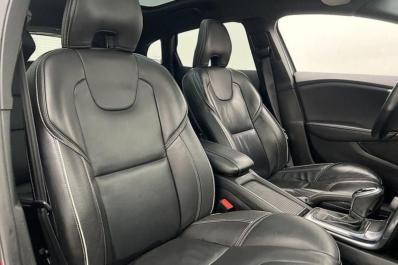 Grå Begagnad 2016 Volvo V40 R-Design Halvkombi | 209 900 kr (Marknadspris) - Bild 1/2