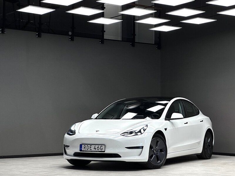 Vit Begagnad 2022 Tesla Model 3 Long Range Sedan | 319 900 kr (Marknadspris) - Bild 1/3