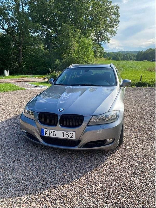 Grå Begagnad 2010 BMW 325 Comfort Edition Kombi | 82 000 kr (Bra pris) - Bild 1/4