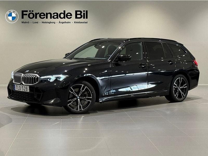 Svart (svart sapphire metallic) Begagnad 2024 BMW 330e M Sport Kombi | 539 000 kr (Marknadspris) - Bild 1/4