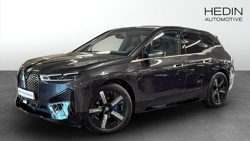 Grå (grey) Begagnad 2022 BMW iX SUV | 504 700 kr (Marknadspris) - Bild 1/4