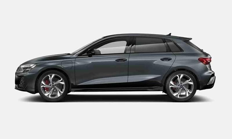 Grå Ny 2025 Audi A3 Sportback e-tron Sedan | 580 300 kr - Bild 1/1