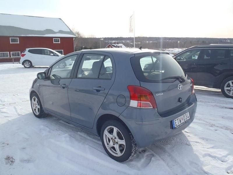 Begagnad Toyota Yaris 101 HK (74 kW) 2009 Blå Halvkombi