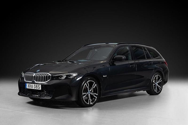 Svart Begagnad 2022 BMW 330e M Sport Kombi | 349 000 kr (Lite dyr) - Bild 1/4