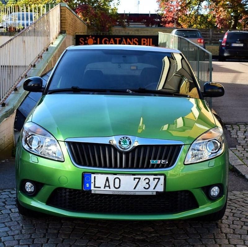 Grön Begagnad 2012 Skoda Fabia RS Halvkombi | 79 000 kr (Marknadspris) - Bild 1/4