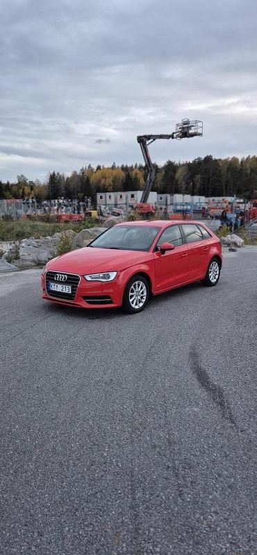 Röd Begagnad 2014 Audi A3 Sportback Attraction Halvkombi | 125 000 kr (Marknadspris) - Bild 1/4