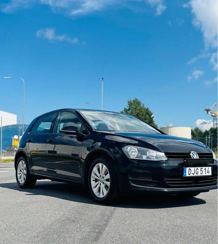 Svart Begagnad 2015 VW Golf VII Halvkombi | 95 000 kr (Marknadspris) - Bild 1/4
