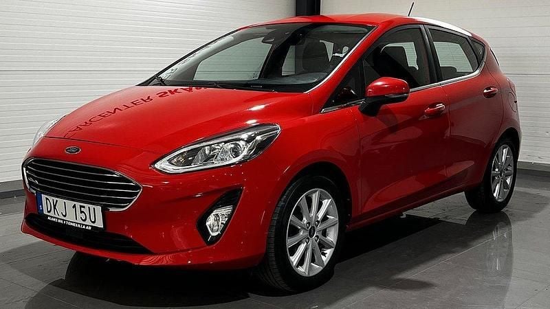 Röd Begagnad 2019 Ford Fiesta Titanium Halvkombi | 79 900 kr (Superpris) - Bild 1/4