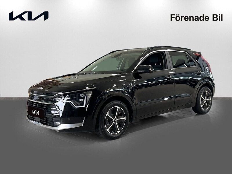 Svart (aurora black pearl) Ny 2024 Kia Niro Advance SUV | 392 700 kr (Marknadspris) - Bild 1/4