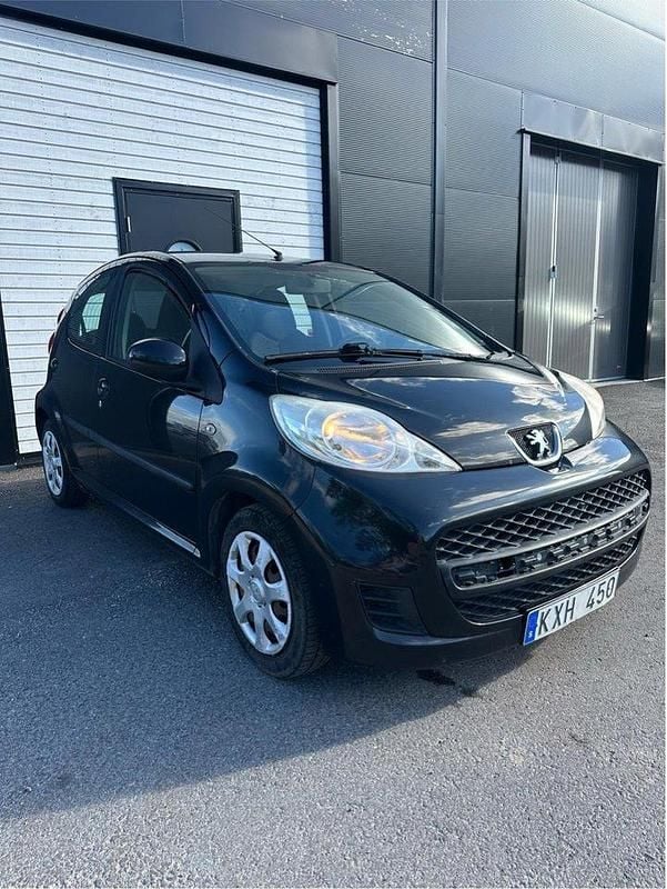 Svart Begagnad 2011 Peugeot 107 Halvkombi | 37 000 kr (Marknadspris) - Bild 1/4