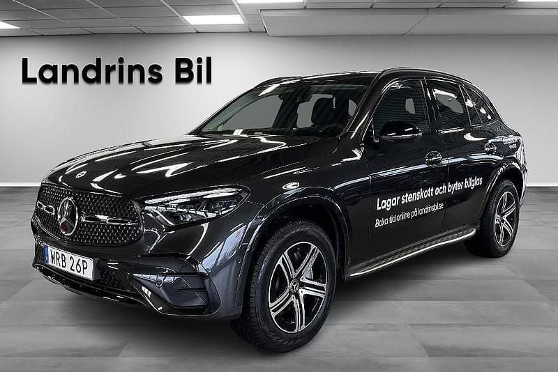 Grå Begagnad 2026 Mercedes GLC300e Halvkombi | 749 900 kr - Bild 1/4
