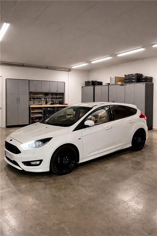 Vit Begagnad 2017 Ford Focus ST-Line | 119 000 kr (Dyr) - Bild 1/1