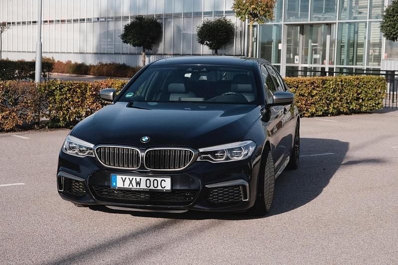 Blå Begagnad 2017 BMW M550 Sedan | 420 000 kr (Marknadspris) - Bild 1/4