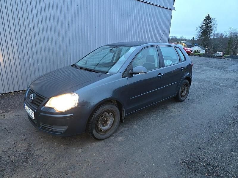 Grå metallic Begagnad 2008 VW Polo Comfortline Halvkombi | 34 900 kr (Lite dyr) - Bild 1/4