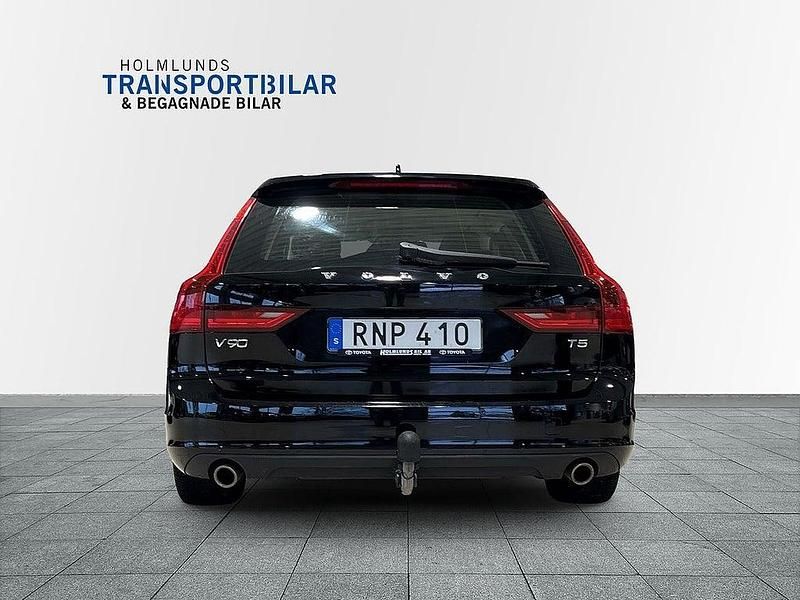 Begagnad Volvo V90 Momentum 250 HK (183 kW) 2018 Svart Kombi