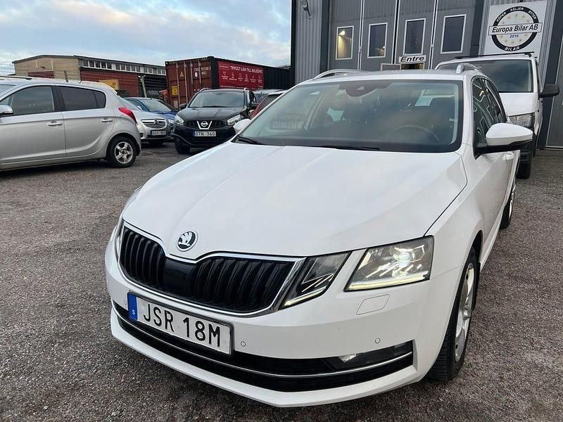 Vit Begagnad 2019 Skoda Octavia Kombi | 134 900 kr (Marknadspris) - Bild 1/4