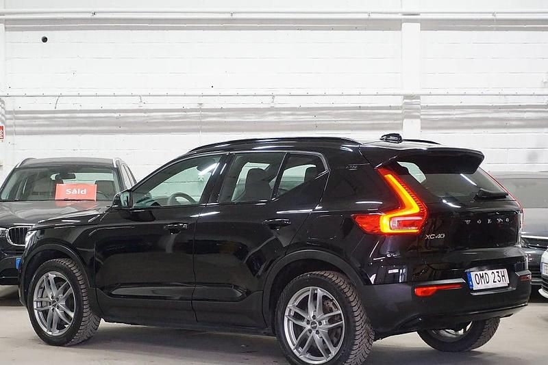 Begagnad Volvo XC40 Core 169 kW (231 HK) 2022 Svart SUV