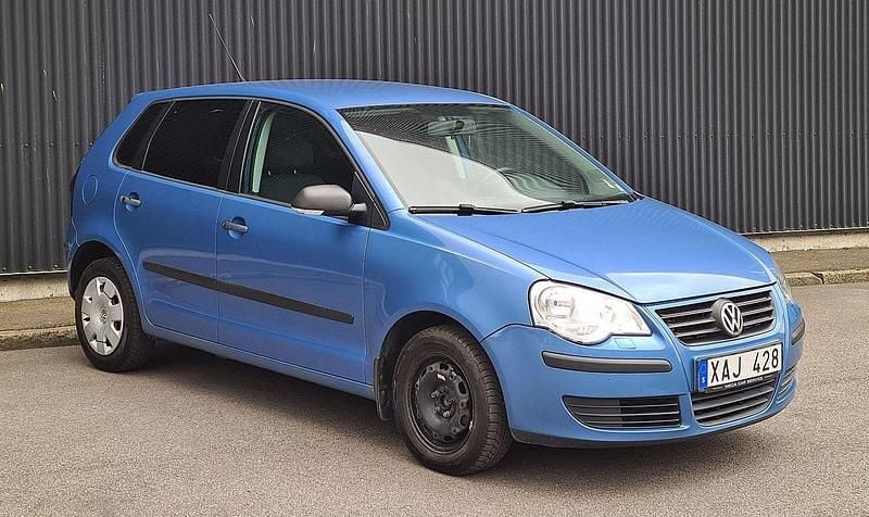 Blå Begagnad 2005 VW Polo Halvkombi | 25 900 kr (Marknadspris) - Bild 1/4