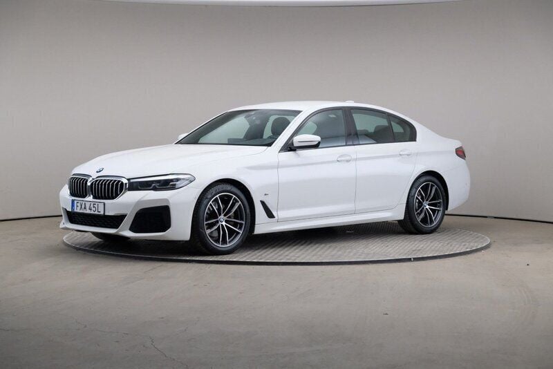 Vit Begagnad 2022 BMW 520 M Sport Sedan | 409 000 kr (Marknadspris) - Bild 1/2