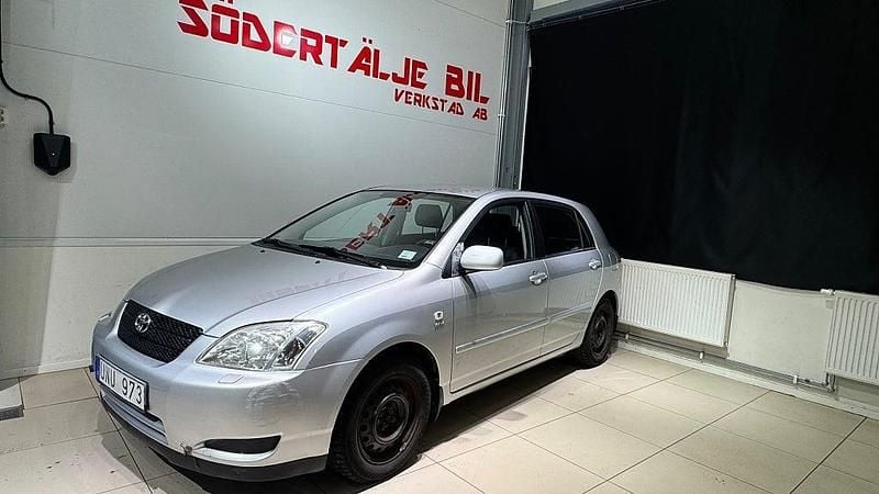 Silver Begagnad 2003 Toyota Corolla Halvkombi | 39 900 kr (Bra pris) - Bild 1/4