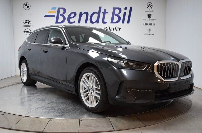Black sapphire metallic Ny 2024 BMW 530e Kombi | 689 500 kr (Marknadspris) - Bild 1/3