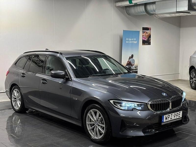 Begagnad BMW 330e Sport Line 184 HK (135 kW) 2022 Grå Kombi