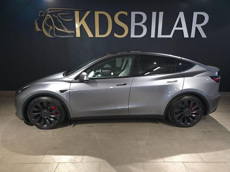 Grå Begagnad 2022 Tesla Model Y Performance SUV | 429 500 kr - Bild 1/4