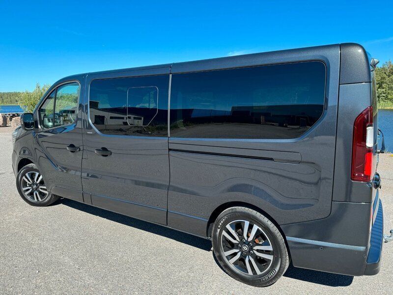 Grå Begagnad 2023 Renault Trafic Van | 539 900 kr - Bild 1/4