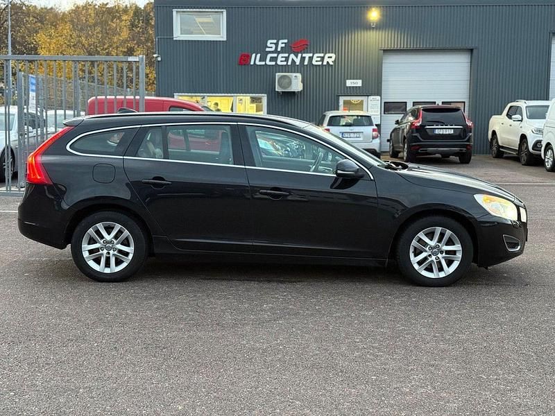Svart Begagnad 2013 Volvo V60 Kombi | 77 900 kr (Marknadspris) - Bild 1/4