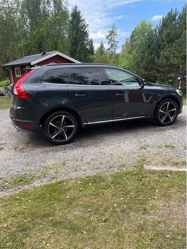 Grå Begagnad 2014 Volvo XC60 Pro SUV | 169 000 kr (Marknadspris) - Bild 1/4